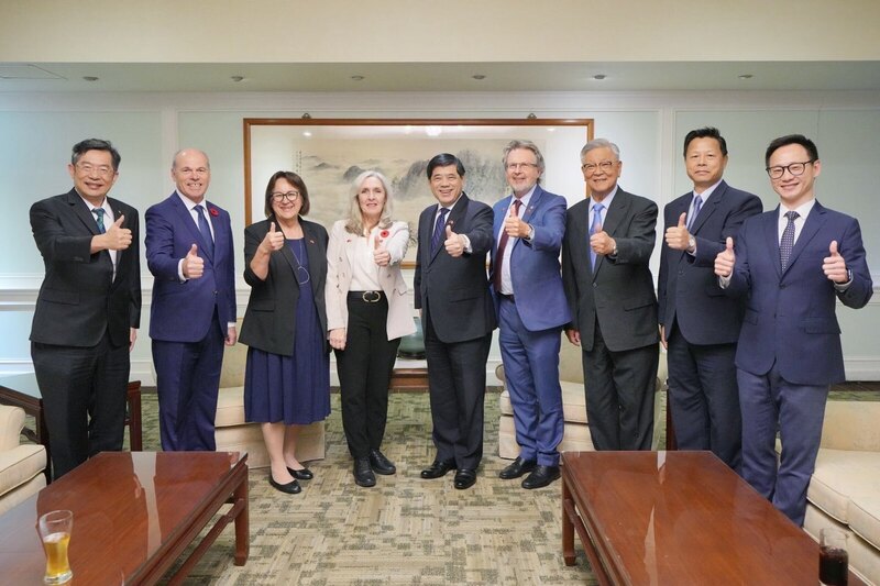 外交部常務次長陳立國(中)8日以午宴歡迎加拿大聯邦參議員派特森所率領的「加拿大聯邦參議員訪問團」。(外交部提供/圖：中央社)