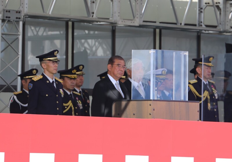 日本首相石破茂(前左2)9日出席防衛省自衛隊觀閱式，防衛大臣中谷元(前左3)也出席。(圖：中央社)