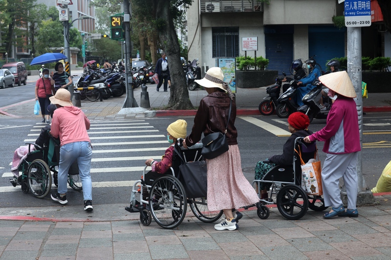 勞動部力拚在今年底實施多元陪伴照顧服務試辦計畫，也就是俗稱的鐘點移工或外展看護移工計畫2.0。(圖：中央社)