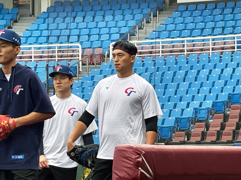 中華職棒球員朱育賢（右）今年季後行使自由球員(FA)權利，12日中職聯盟正式宣布朱育賢從樂天桃猿隊轉戰味全龍隊。資料照。 (圖：中央社)