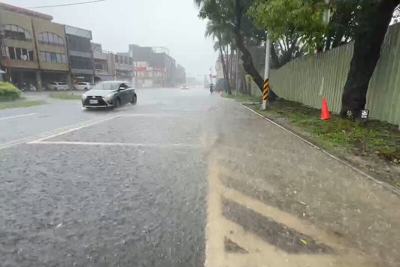 受東北季風影響，宜蘭縣羅東鎮部分道路12日上午雨勢不斷，一度積水，影響通行。(圖：中央社)