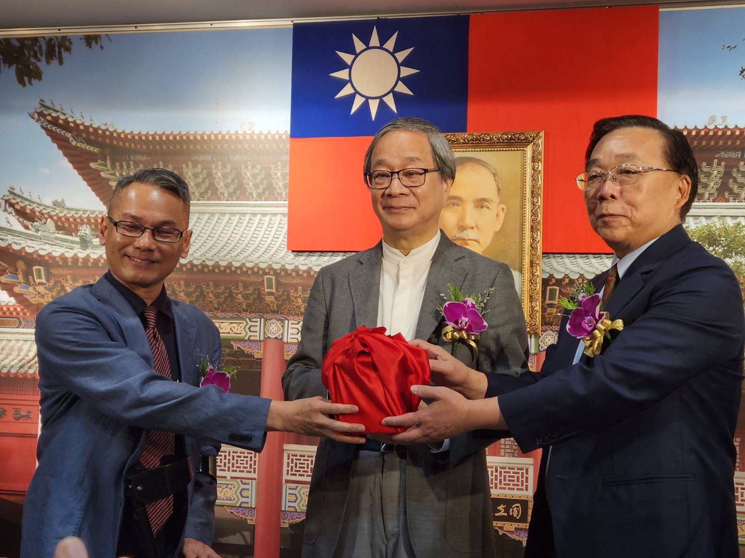 國立歷史博物館12日進行「代理、新任館長交接典禮」，由文化部長李遠(中)親自監交。左為代理館長王逸群，右為新任史博館館長洪世佑。(江昭倫 攝)