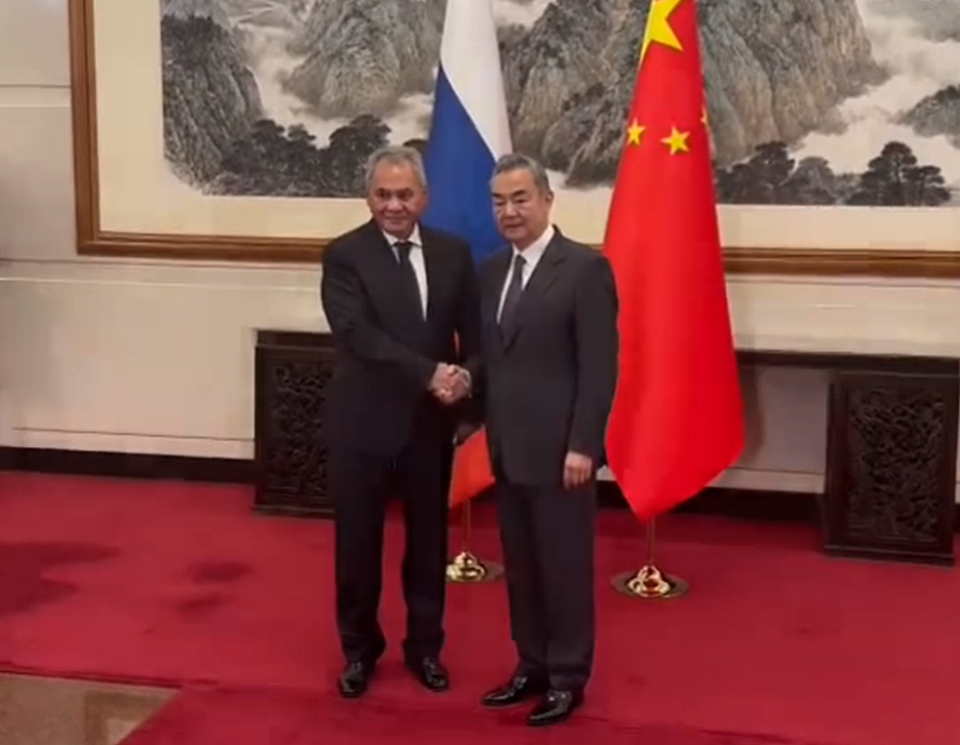 中國外長王毅(右)12日在北京會見俄羅斯國家安全會議秘書長蕭依古(左)。(圖：微博)