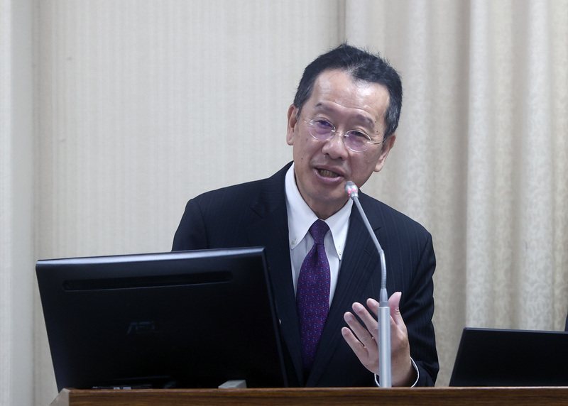 國防部長顧立雄13日表示，不希望退役將領做出有害國家尊嚴的行為，而目前法規已有明確規範，一切都依法處理。(圖：中央社)