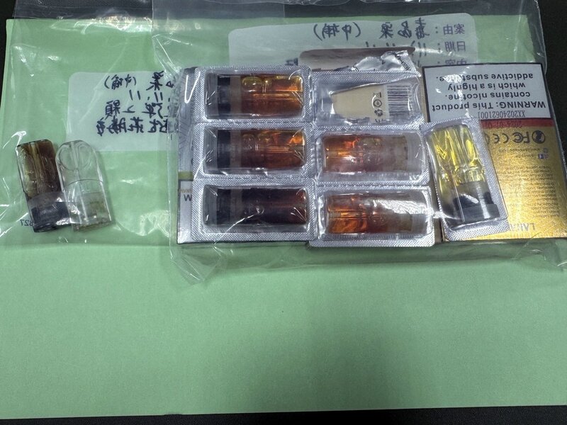 法務部毒品審議委員會今天(14日)將依托咪酯(喪屍煙彈)提升為第二級毒品。圖為警方查扣數瓶罐裝煙彈。（嘉義地檢署提供）(圖：中央社)