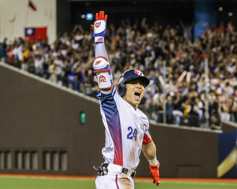 世界12強棒球賽台灣隊預賽首戰13日晚間在台北大巨蛋交手韓國隊，台灣打者陳傑憲（圖）2局下半開轟，助隊再添2分，將比分差距拉至6比0，大幅領先韓國。 (圖：中央社)