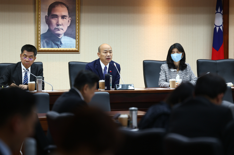 立法院長韓國瑜(後中)14日在立法院主持朝野黨團協商。(圖：中央社)