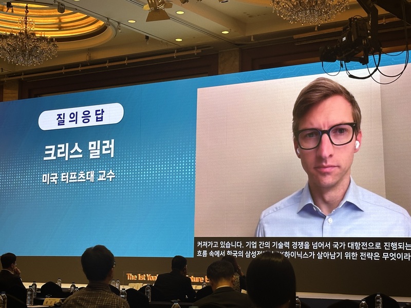 「晶片戰爭」作者、美國學者米勒（Chris Miller）14日透過視訊出席在韓國首爾舉行的第一屆未來經濟論壇。(圖：中央社)