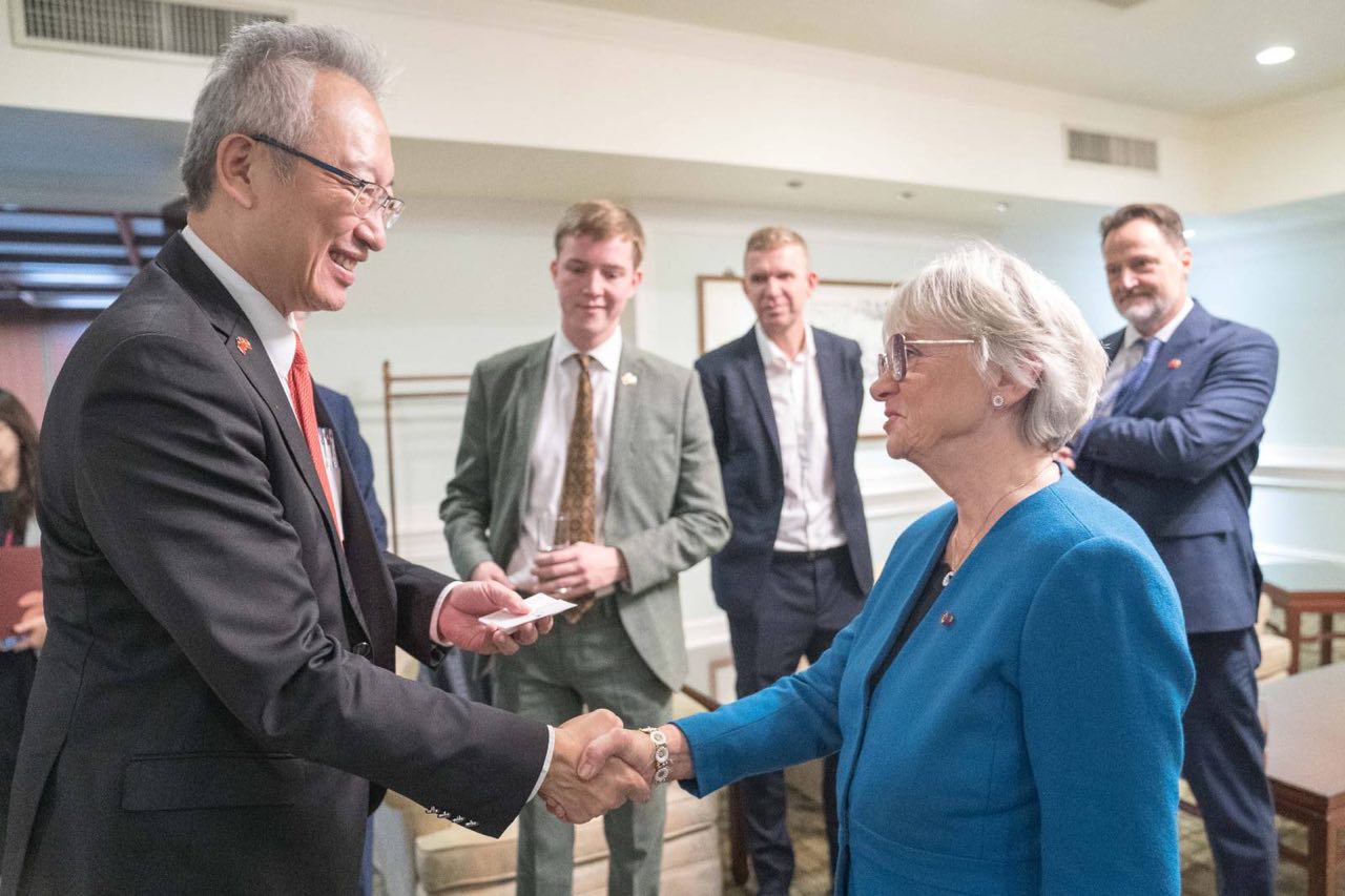 外交部政次吳志中14日午宴丹麥國會議員柯絲高(Pia Kjarsgaard)所率訪團。(圖：外交部)