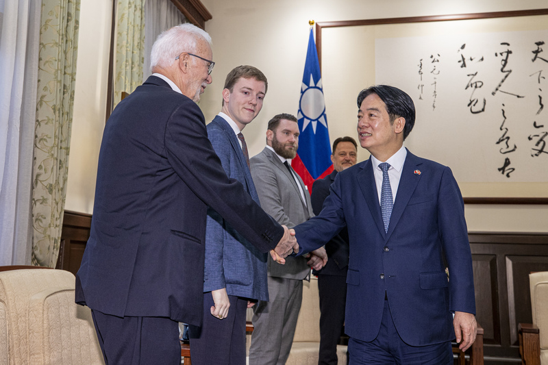 賴清德(右)總統15日在總統府接見丹麥國會議員訪問團，與訪團成員一一握手致意。(圖：中央社)