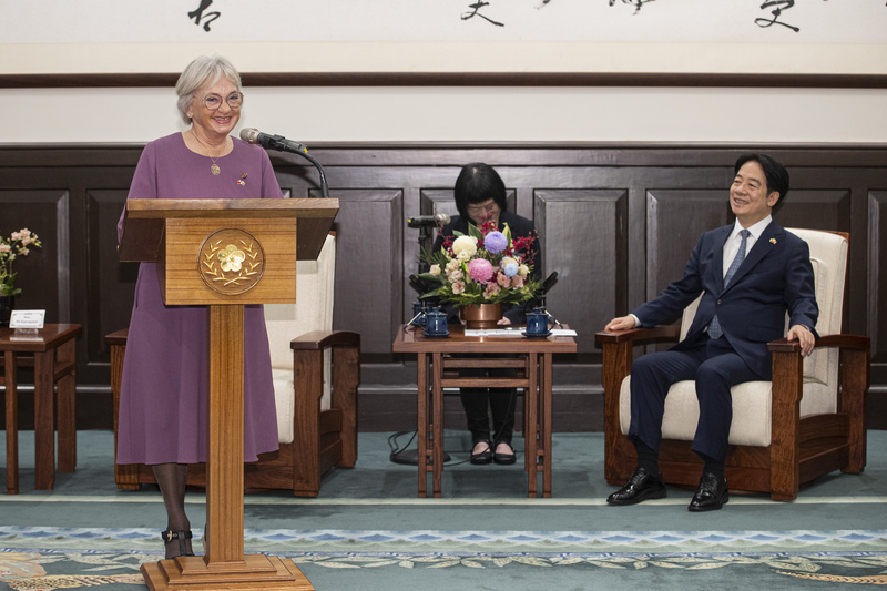 總統賴清德（右）15日在總統府接見丹麥國會議員訪問團，訪團代表凱爾斯加德（Pia Kjarsgaard，另譯：柯絲高）（左）致詞表示，丹麥與台灣的交流非常重要，丹麥有綠能，台灣有高科技，又共享民主價值，應該互相學習。中央社記者鄭清元攝  113年11月15日 (圖：中央社)