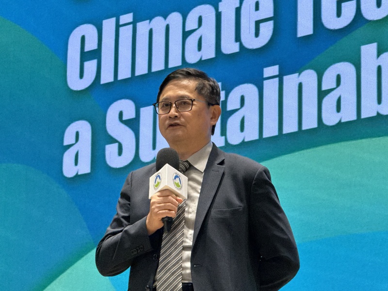 美國總統當選人川普過渡團隊計劃終結拜登政府的電動車購車稅收抵免。和碩董事長童子賢(圖)今天(15日)受訪表示，取消電動車補貼可能削弱美國在科技產品的領導地位，反而助長中國的競爭力。(圖：中央社)