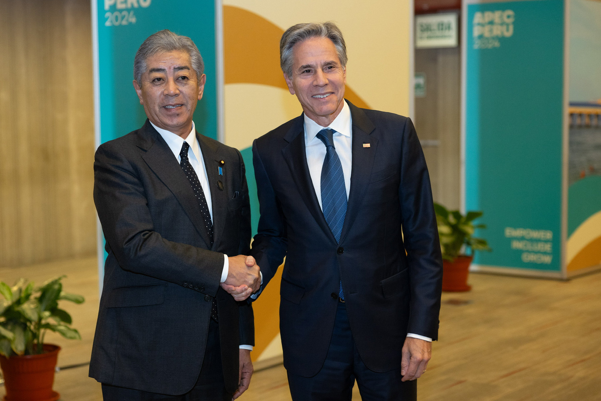 美國國務卿布林肯（Antony Blinken）14日在亞太經濟合作會議與日本外務大臣岩屋毅會談。 (圖:美國國務院)