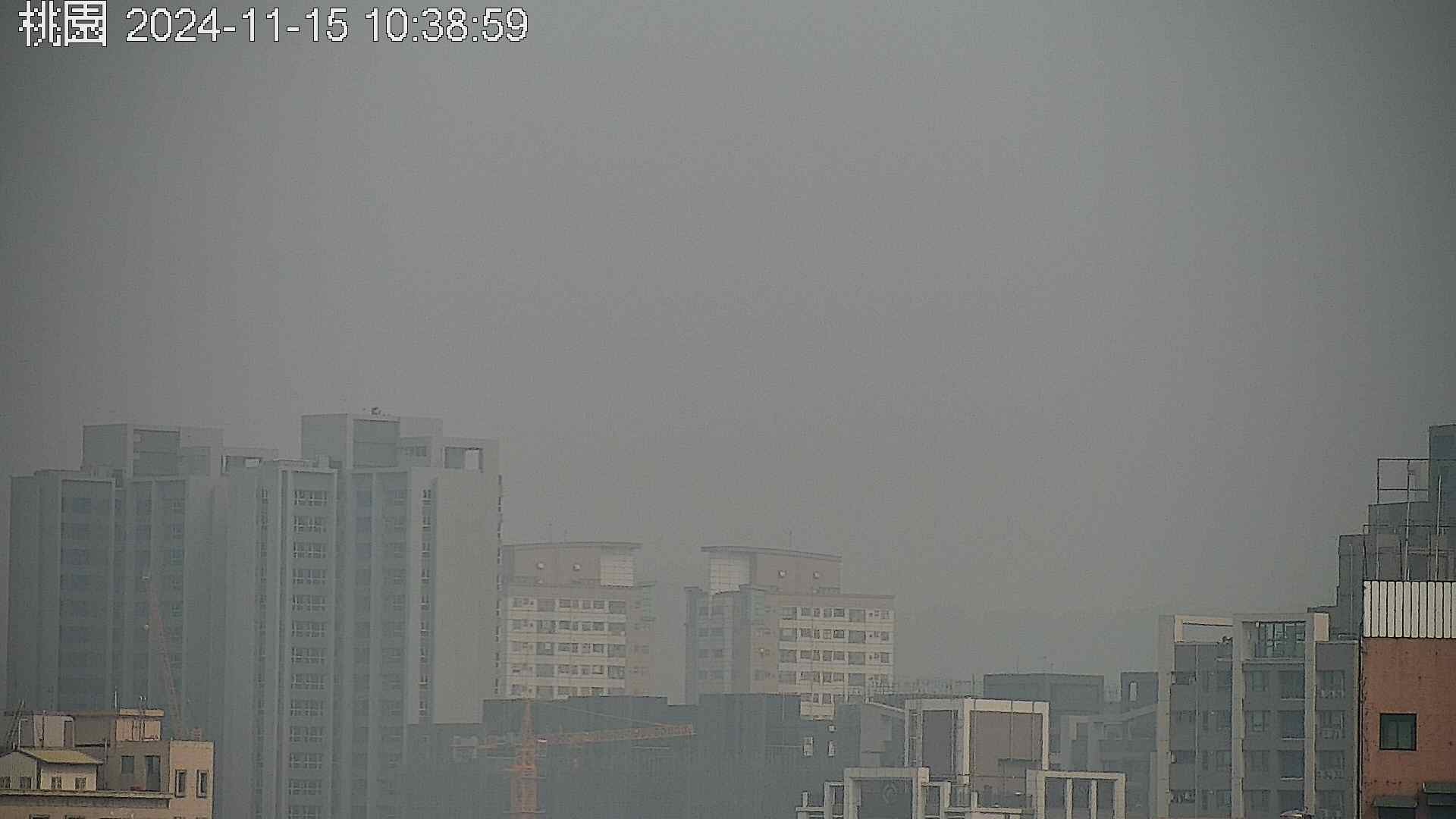 台灣西半部多縣市今天(15日)上午空氣品質不佳，桃園地區觀測影像呈現灰濛濛一片。(圖:空氣品質監測網)