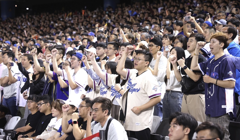 世界12強棒球賽B組預賽16日晚間在台北大巨蛋進行台日大戰，場邊台灣球迷賣力應援。 (圖：中央社)