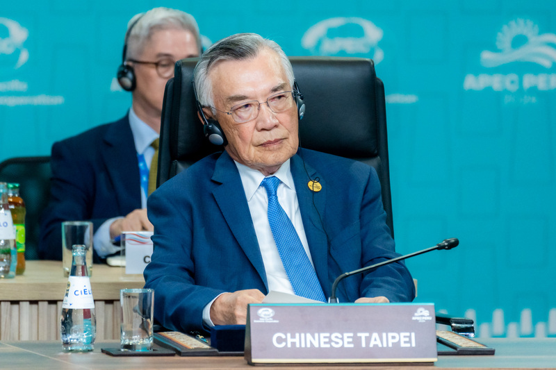 2024亞太經濟合作會議（APEC）年會在秘魯利馬登場，經濟領袖會議於當地時間16日上午舉行，台灣領袖代表林信義（前）出席。（APEC台灣代表團提供）中央社記者翁睿坤利馬傳真  113年11月16日 (圖：中央社)