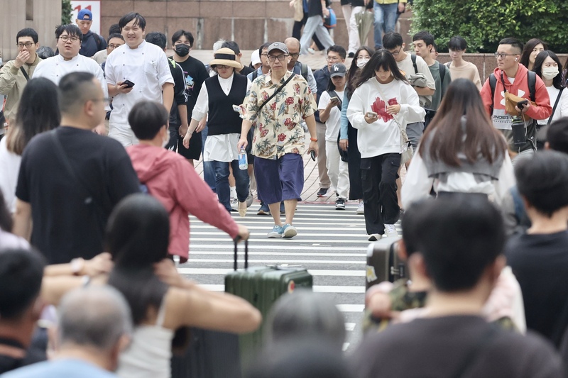 氣象署23日表示，24日白天東北季風減弱，各地氣溫逐漸回升，26日鋒面通過，北部及東北部有零星降雨。示意圖。(圖：中央社)