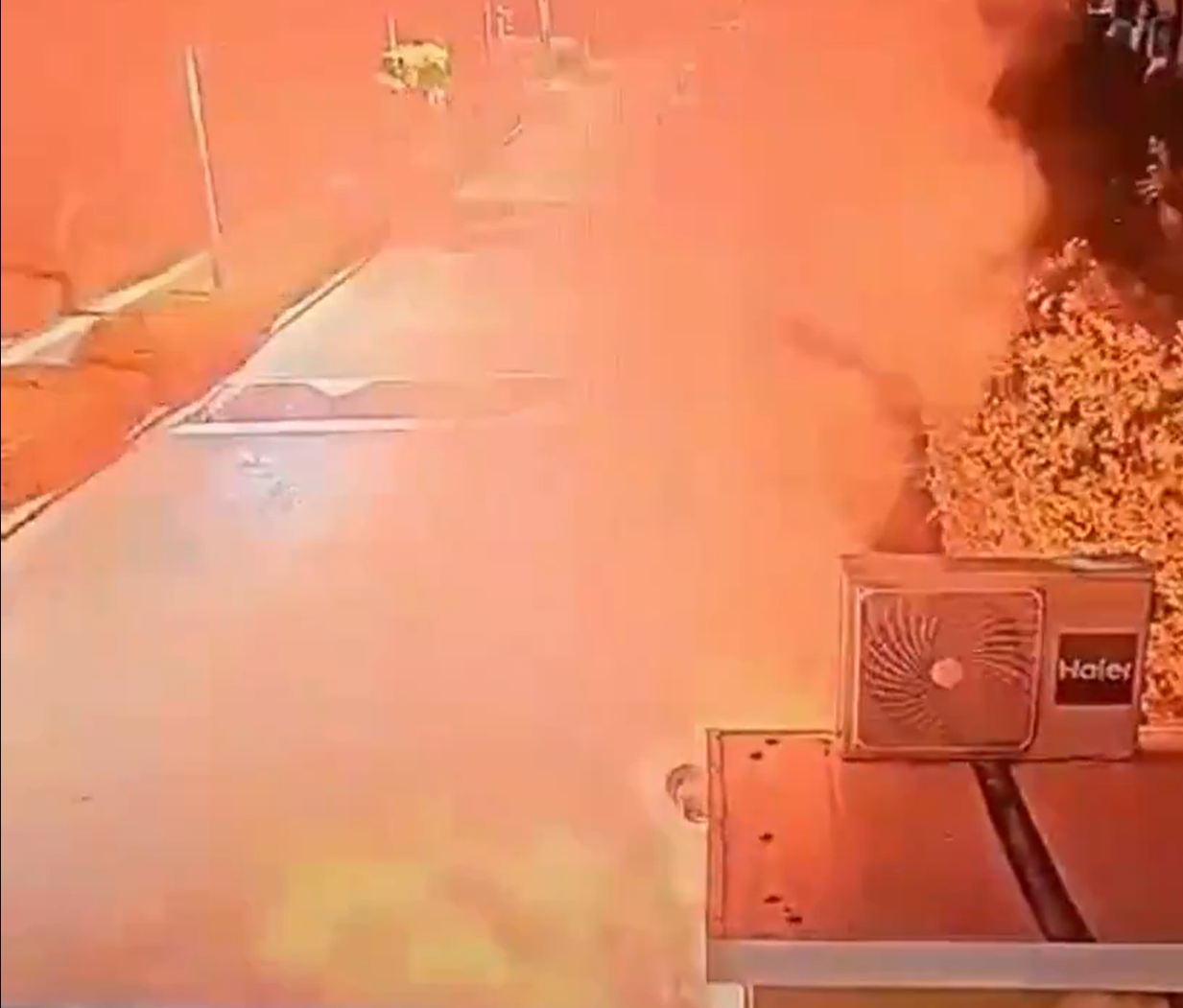 2枚照明彈16日晚間落在以色列總理尼坦雅胡位於塞沙里亞的住所附近。(X@InfinitumZ)