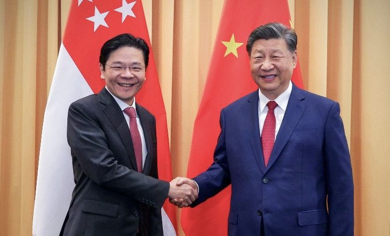 新加坡總理黃循財赴秘魯參加APEC會議，當地時間15日於場邊會晤中國國家主席習近平。  (圖:@LawrenceWongST)