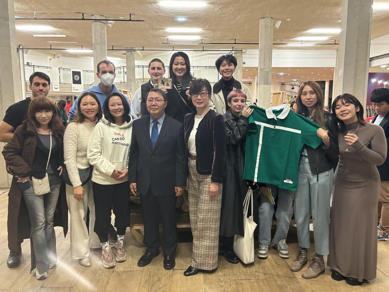 駐法大使郝培芝（前右4）16日晚間欣賞「這不是個大使館」，並與演員吳建國（前左4）、郭家佑（前右2）、王思雅（前右1），以及支持觀眾合影。 (圖：中央社)