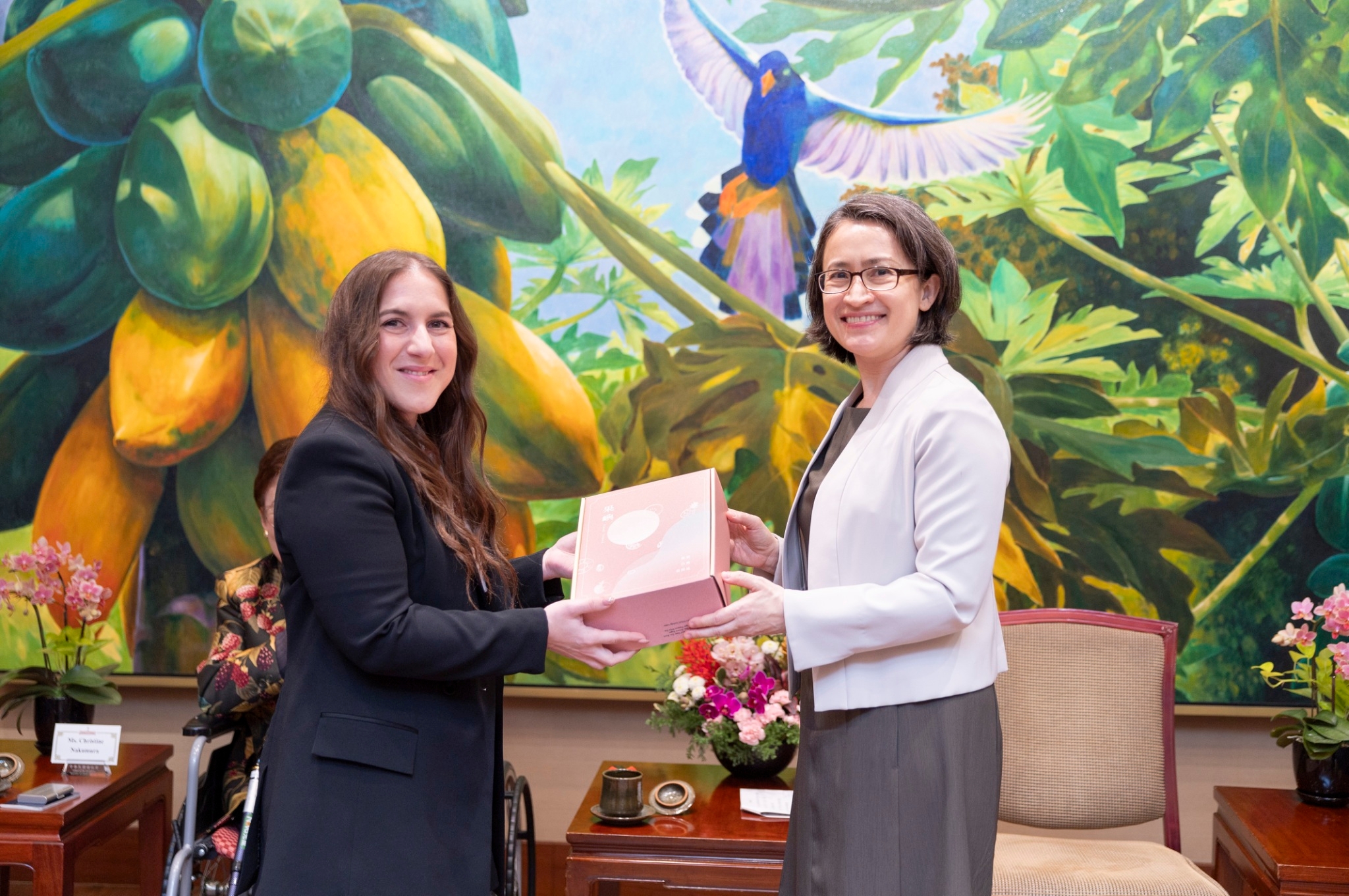 副總統蕭美琴(右)接見「加拿大亞太基金會女性企業家訪問團」。(圖：總統府)