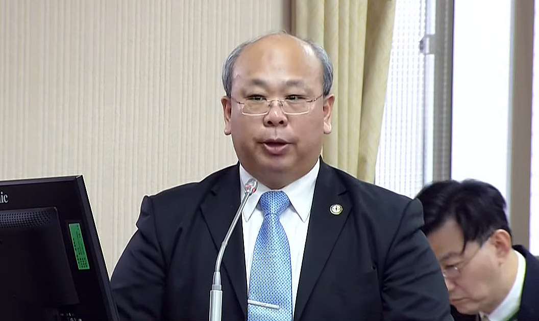 關於正在進行中的罷免案連署法律適用原則，中選會副主委陳朝建(前)表示，在新法實施前就連署推動的罷免案適用舊法規定。(資料照/翻攝國會頻道)