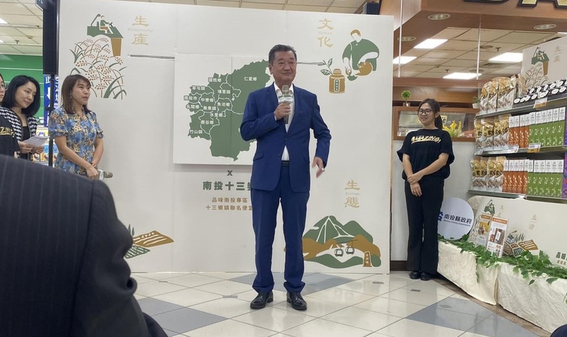 草屯鎮長簡景賢（中）18日突然離世，司機深夜發現簡景賢遲未離開鎮長室，進入查看發現他躺在休息室床上已死亡，遺體19日凌晨運回家。圖為簡景賢18日下午出席記者會。（草屯鎮公所提供） (圖：中央社)