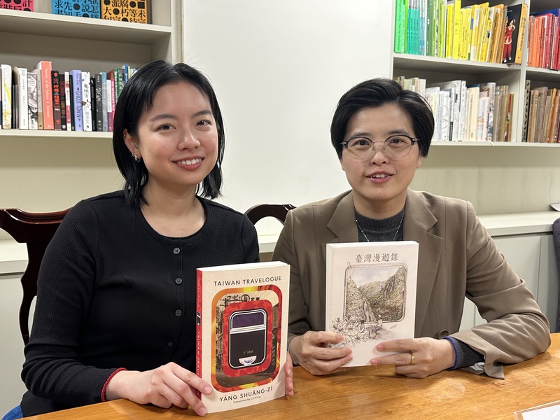 小說「台灣漫遊錄」作者楊双子（右）與英文版譯者金翎出席在紐約台北文化中心舉行的記者會。 (圖：中央社)