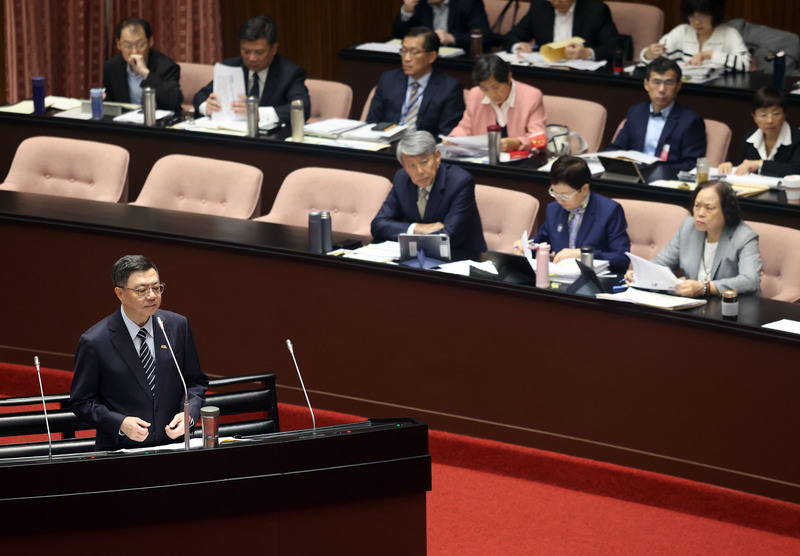 行政院長卓榮泰(前左)。(圖：中央社)