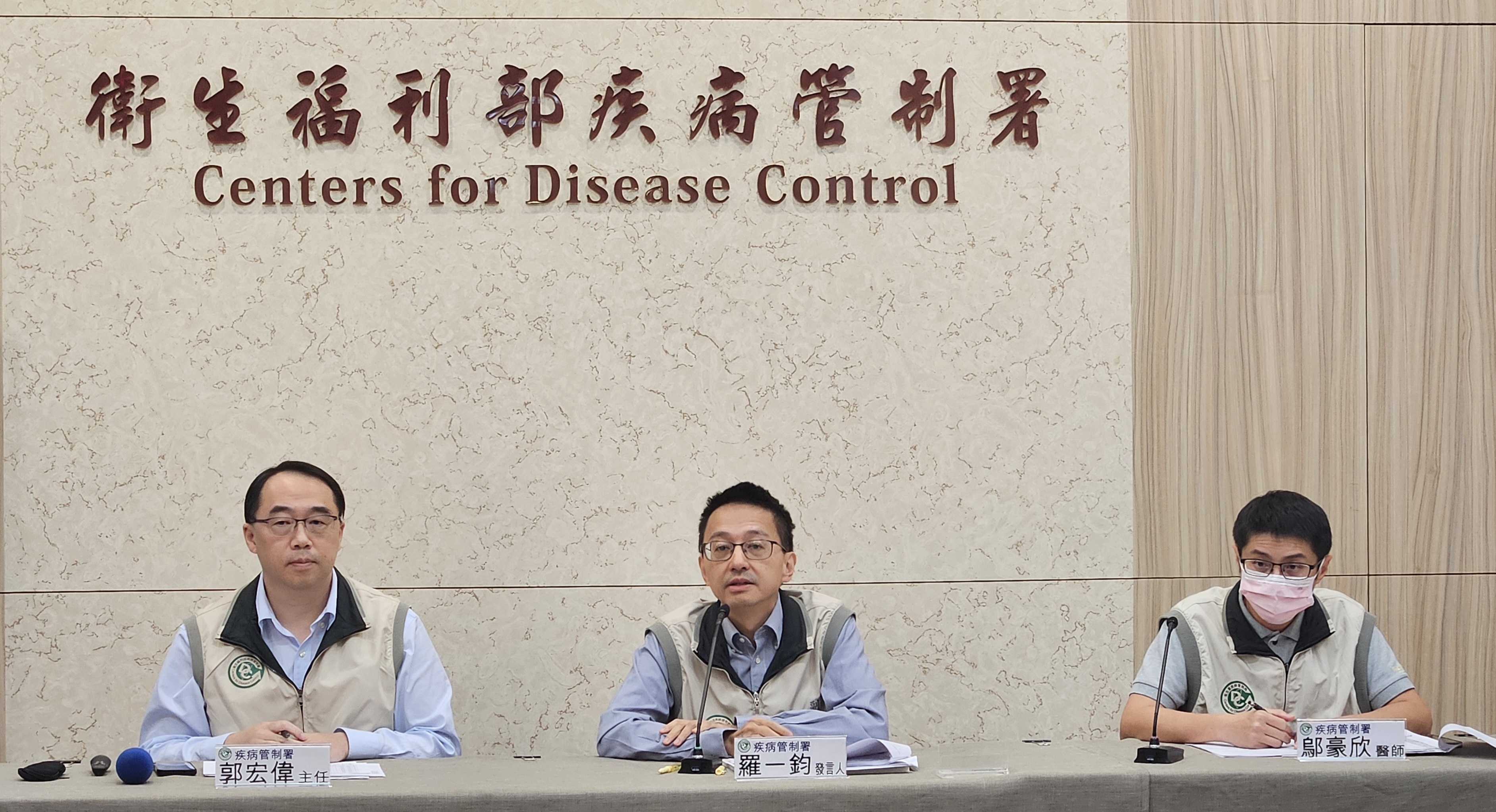 羅一鈞(中)19日表示，下週入秋最強冷空氣來襲，流感疫情恐升溫。(劉品希 攝)