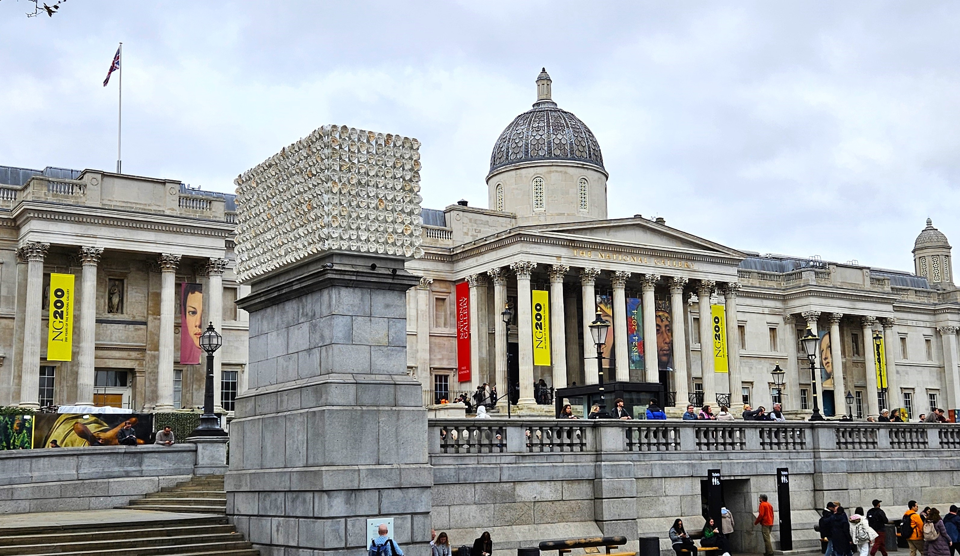 第四基座緊鄰倫敦國家美術館，展出的作品都是倫敦市政府文化局委員會從世界各地精選，目前正在展出的是墨西哥藝術家馬戈勒斯的作品「瞬間的千次」。(圖：黃貞貞 攝)