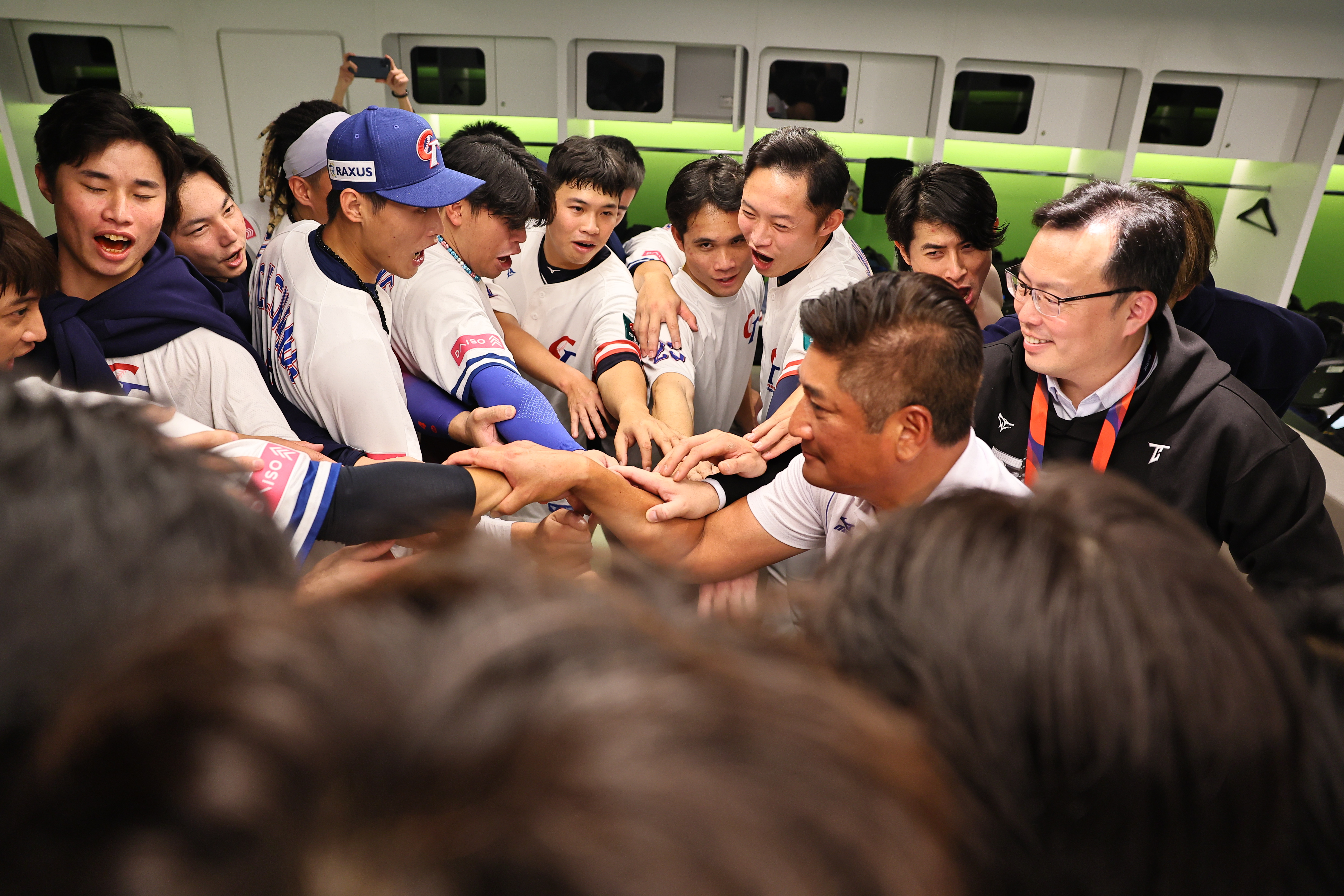 辜仲諒(右前一)慰勉挺進12強賽四強複賽的台灣隊，只要奪冠，他將自掏腰包再加碼新台幣3千萬獎金。(中華棒協提供)