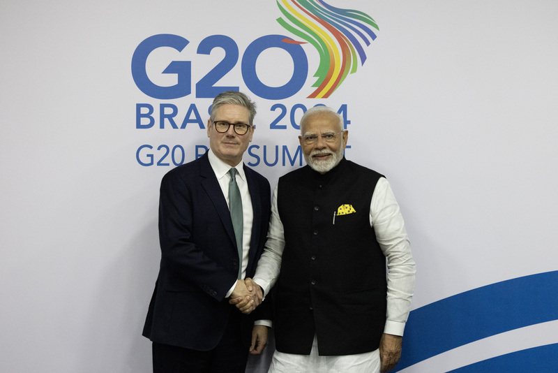 英國首相施凱爾（左）與印度總理莫迪（右）18日在20國集團（G20）巴西峰會舉行場邊會談，同意2025年初重啟自由貿易協議（FTA）協商。（英國首相府提供） (圖：中央社)