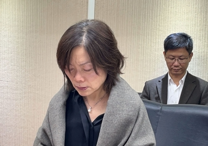 勞動部公布勞發署員工輕生案行政調查報告，遭疑懲處過輕。勞動部長何佩珊（前）20日在立法院面對國民黨立委質疑時數度落淚。 (圖：中央社)