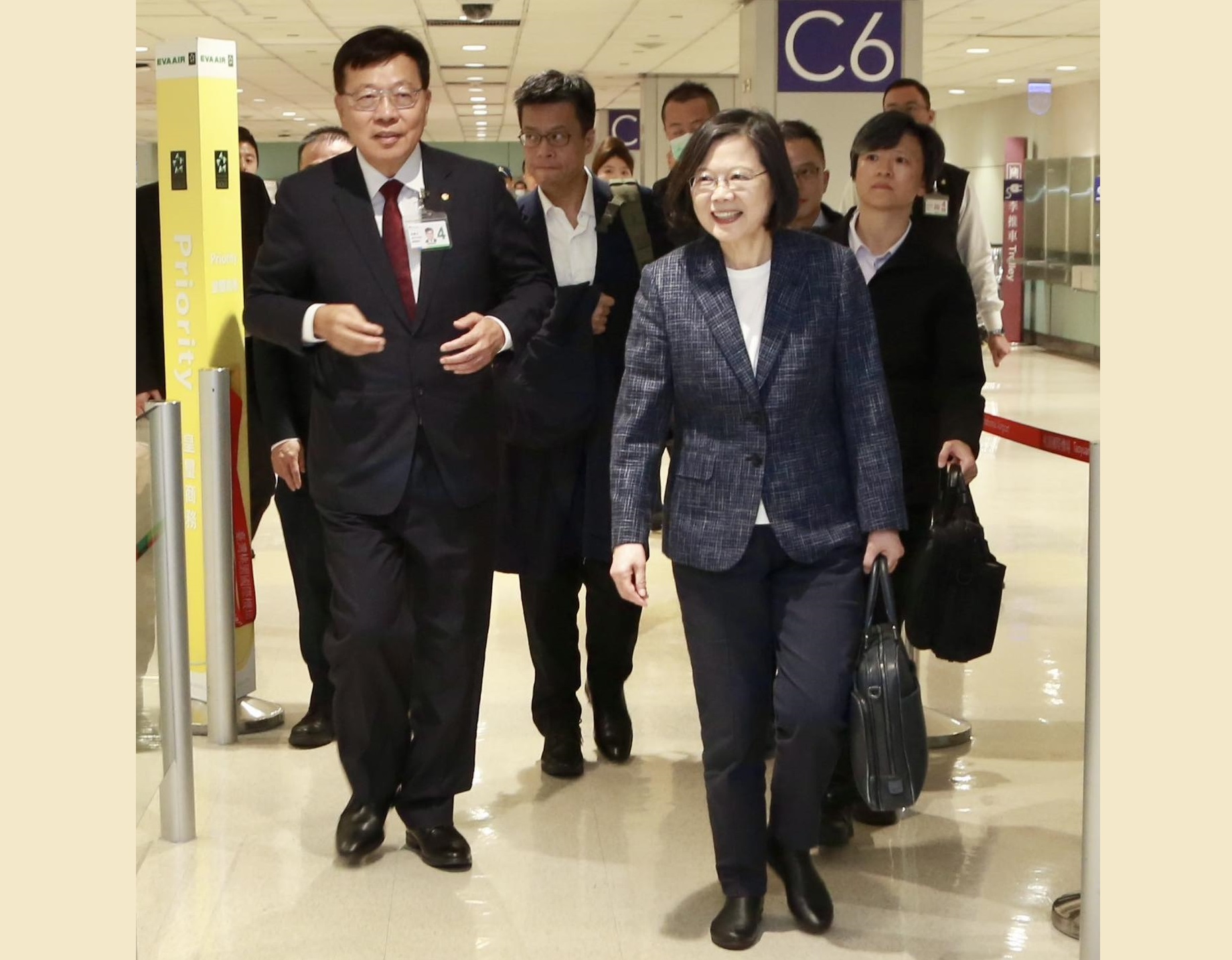 前總統蔡英文(前右)應「哈利法克斯國際安全論壇」(Halifax International Security Forum, HISF)邀請，參與2024HISF年會並發表專題演說，20日晚間6時許自桃機啟程赴加拿大。(圖 : 蔡英文臉書)