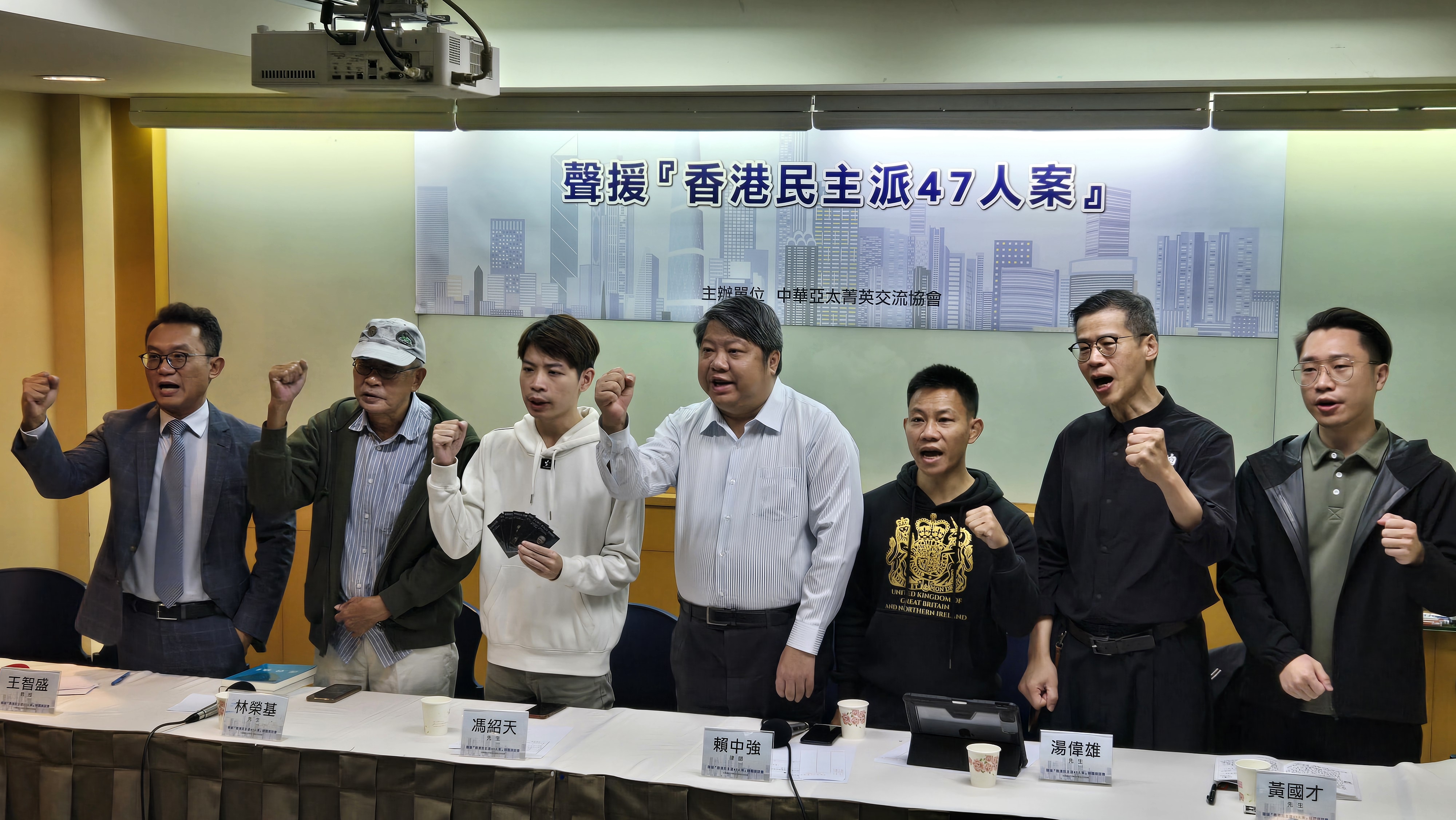 多位在台港人20日齊聚，痛批港府把法律當作政治打壓的工具。(程寬仁 攝)