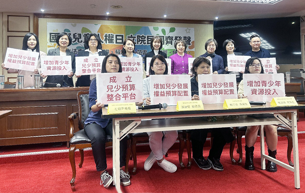 為響應國際兒童人權日，多名立委與關心兒少議題的團體今天(21日)共同表示，台灣在兒少預算配置上仍有不足之處，並提出具體改善建議。(趙婉淳 攝)