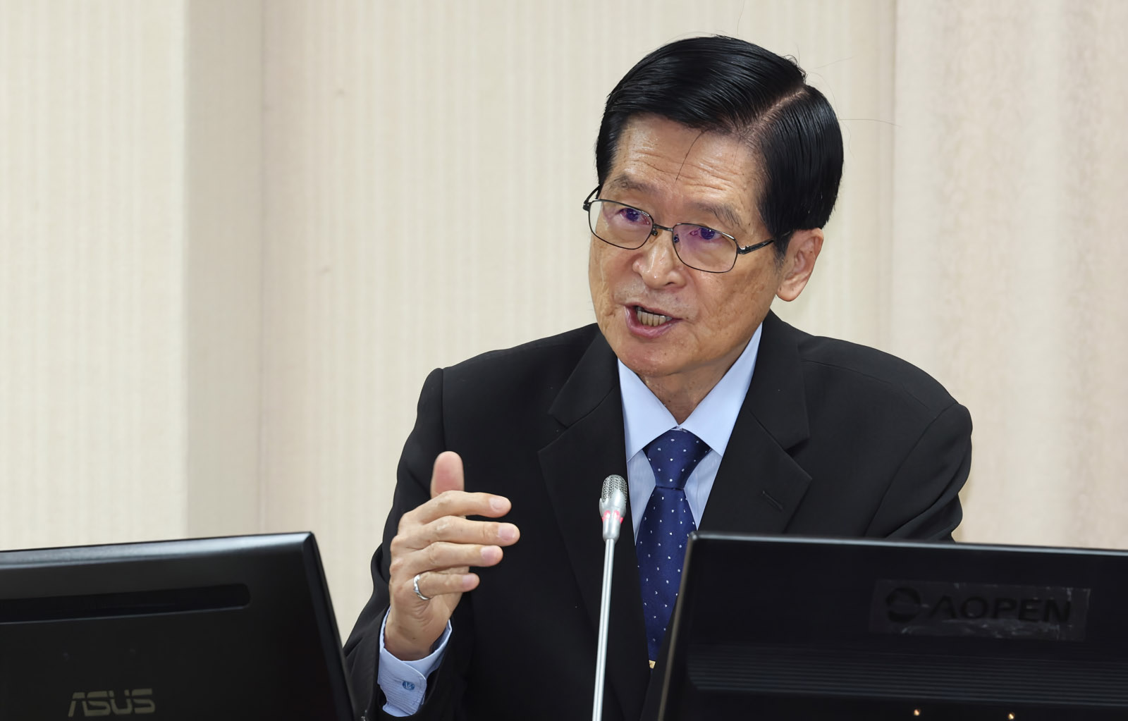 退輔會主委嚴德發21日出席立法院外交及國防委員會報告並備詢。(圖：中央社)