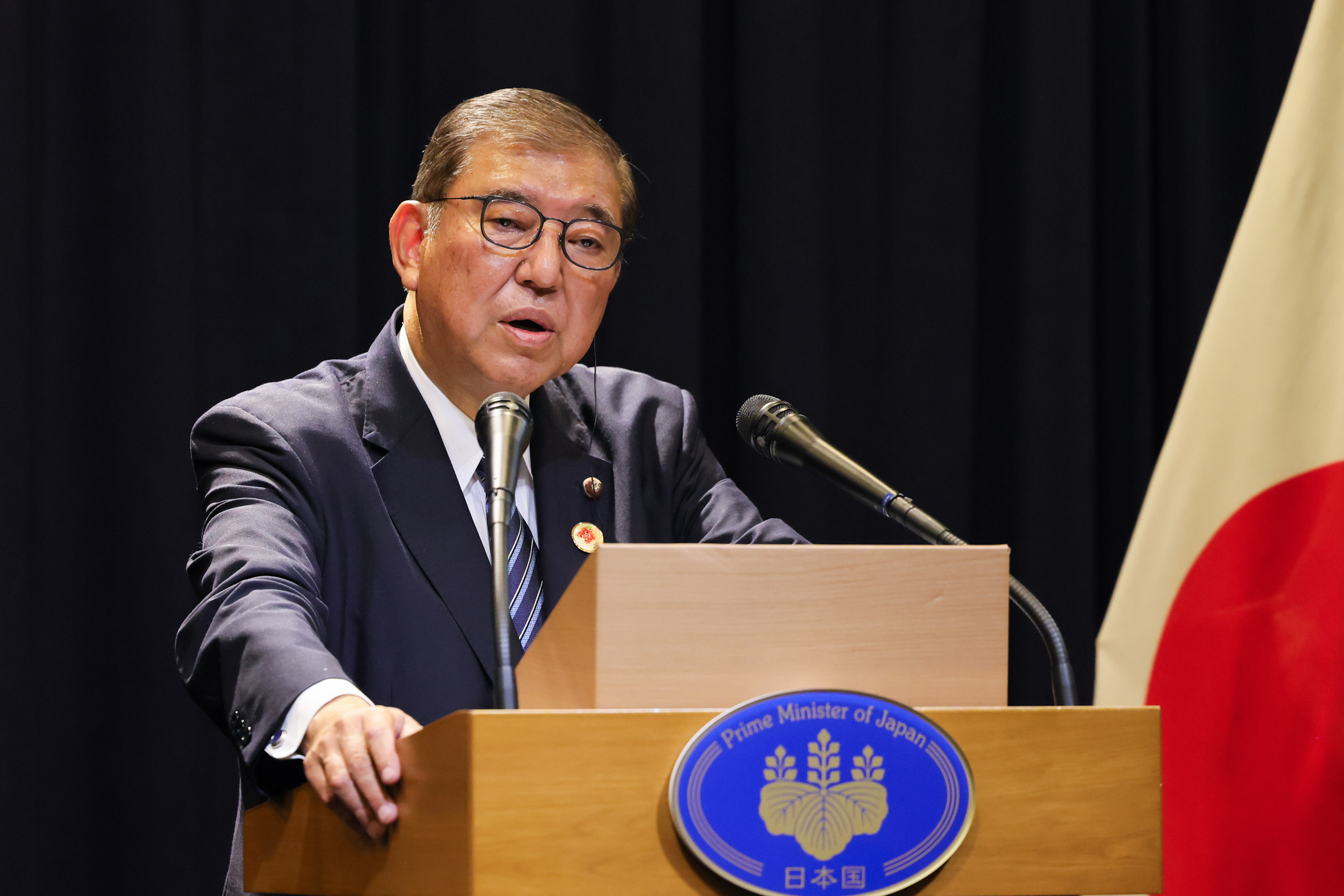 日本首相石破茂14日針對他向部分執政黨眾議員發送禮券一事道歉。(圖：日本首相官邸)