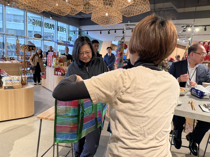 前總統蔡英文看到Maeli Market準備的台式茄芷袋，立刻笑稱「這個袋子真的很好用，可以拿來裝貓。」 (圖：中央社)