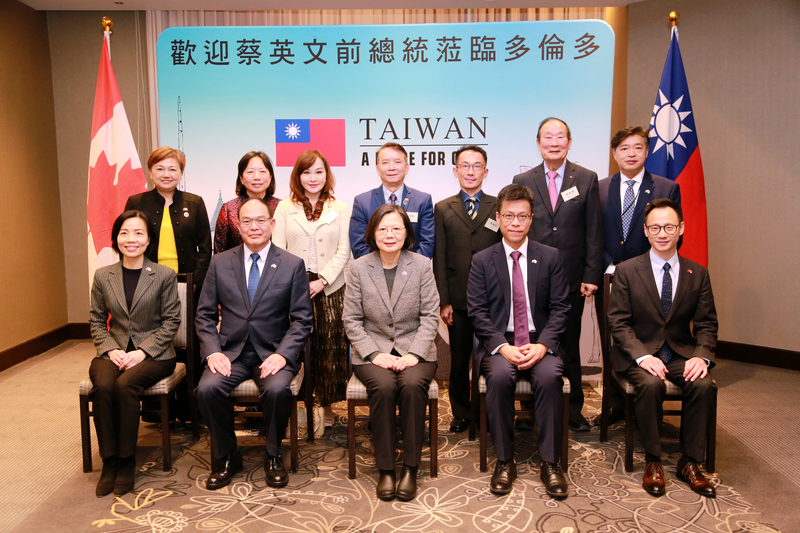 前總統蔡英文（前排中）、國安會諮詢委員黃重諺（前排右2）、駐加代表曾厚仁（前排左2）與多倫多僑界午宴人士分批合影。後排中為僑務委員黃煌裕、後排左3為僑務委員林美玲。（卸任總統辦公室提供） (圖：中央社)