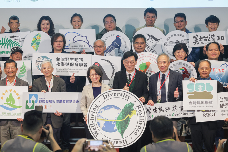 「台灣‧北回歸線之巔／福爾摩沙永續軸帶推動建構論壇」22日在集思交通部國際會議中心舉行，副總統蕭美琴（前排左3）、內政部次長董建宏（前排右3）邀請民間團體代表啟動合作儀式，共同研討福爾摩沙永續軸帶未來推動方向。 (圖：中央社)