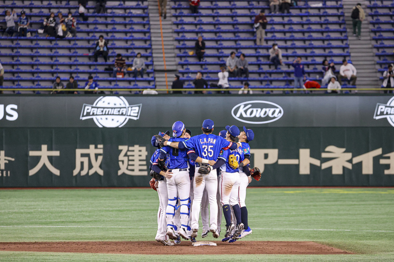 美國6:5擊敗委內瑞拉助台灣提前獲冠軍戰門票。圖為22日台灣隊以8比2擊退美國，台灣球員賽後在場中慶祝勝利。(圖：中央社)