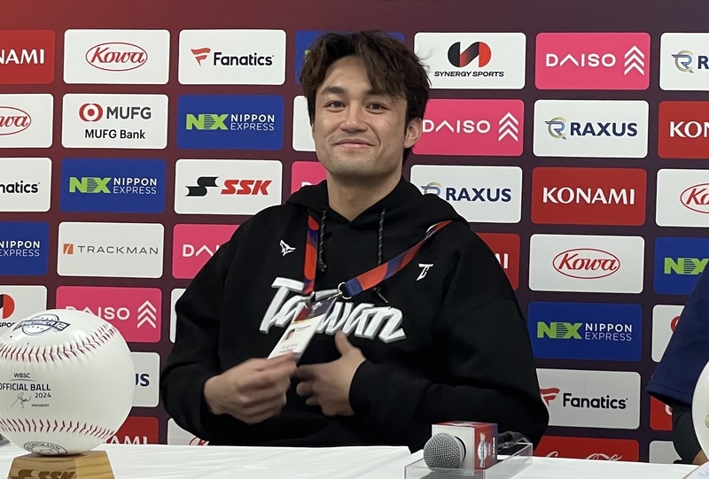 世界12強棒球賽台灣隊潘傑楷22日在複賽台美大戰繳出優異表現，賽後出席官方記者會時更是大方秀出胸前Taiwan字樣。(圖：中央社)