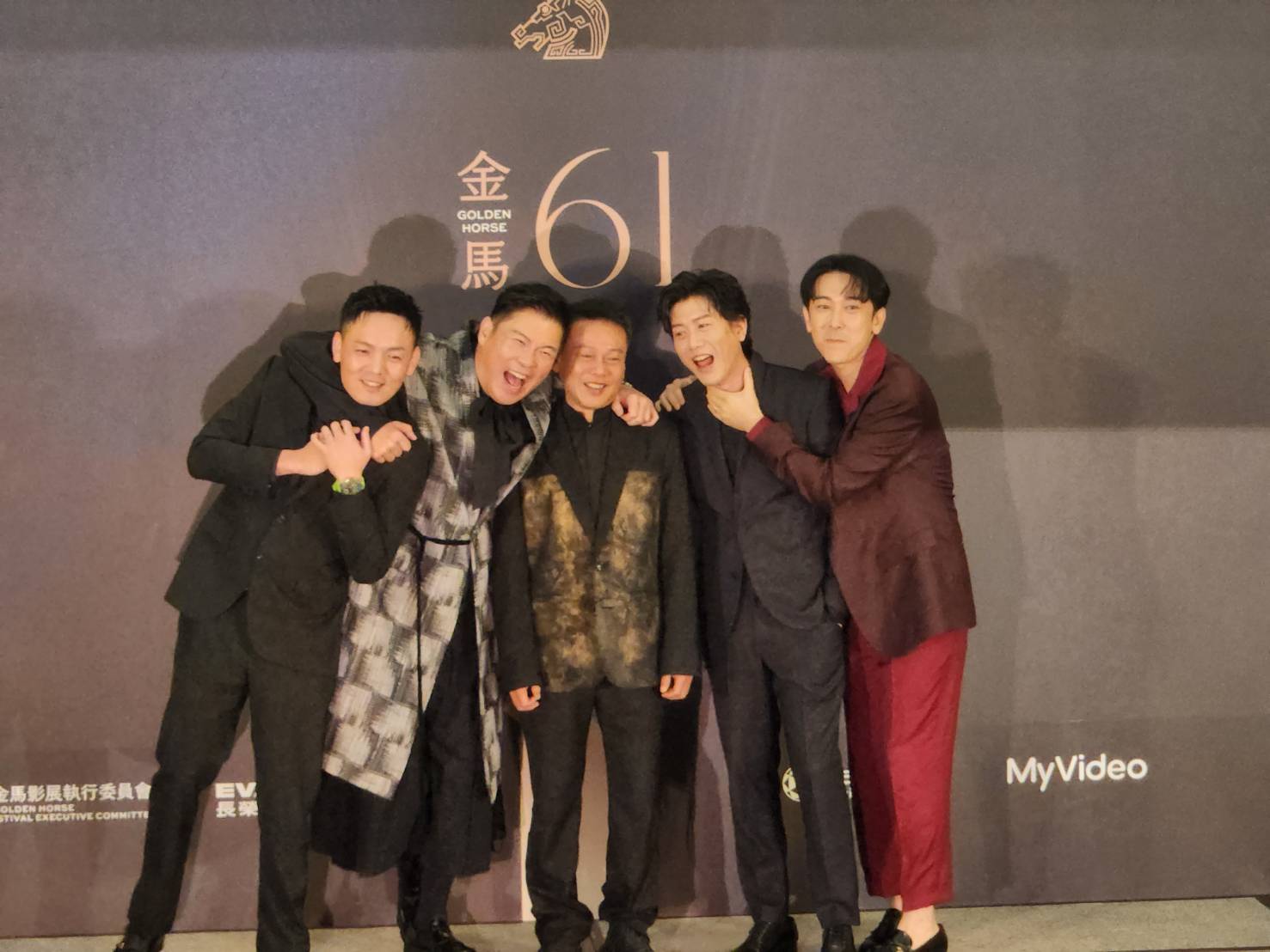 春風(左起)、曾國城、李康生、莫子儀、施名帥5位第61屆金馬獎最佳男配角獎入圍者，搶先在金馬頒獎前夕上演金馬爭戰逗趣畫面。(江昭倫 攝)