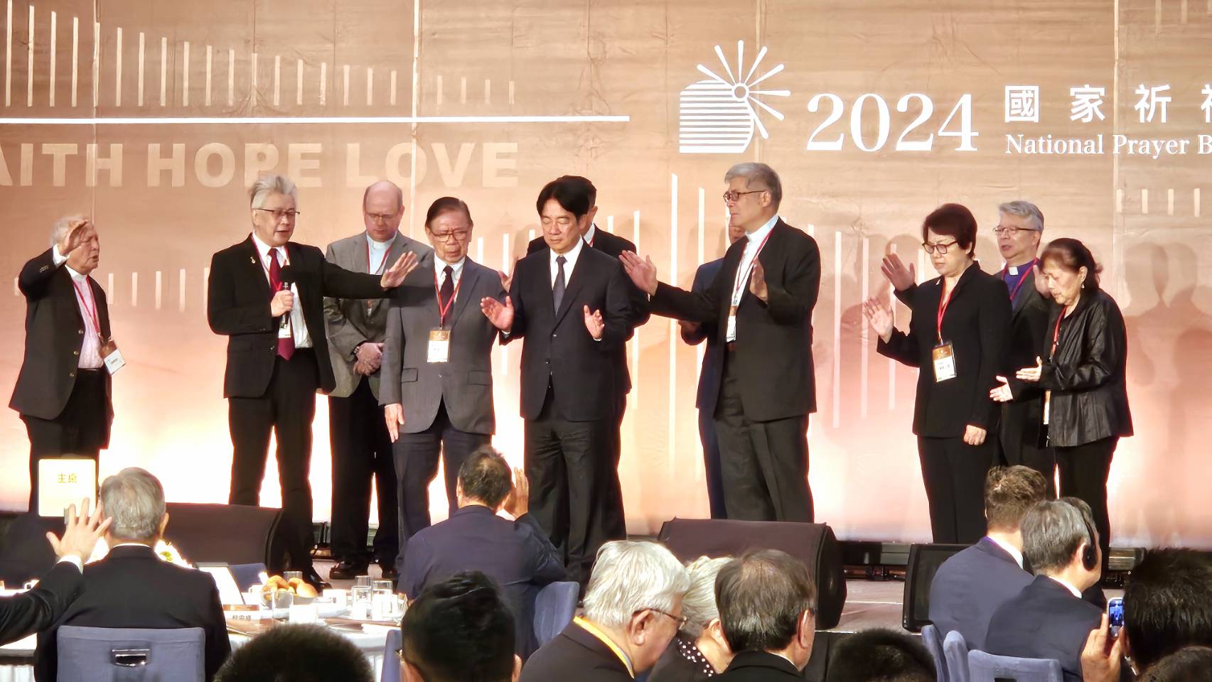賴清德總統(中)22日出席2024國家祈禱早餐會，接受牧長禱告團體為其祈禱。(歐陽夢萍 攝)
