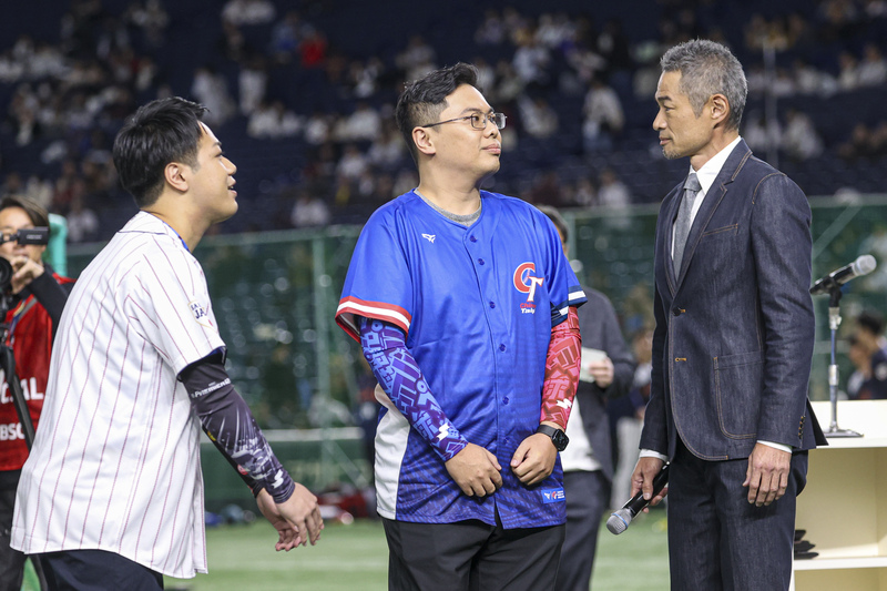 台灣選手Dashu(張天曜，中)成功晉級電競棒球12強冠軍戰，開心與特別嘉賓、日本棒球傳奇名將鈴木一朗(右)一同出席賽前儀式。(圖：中央社)