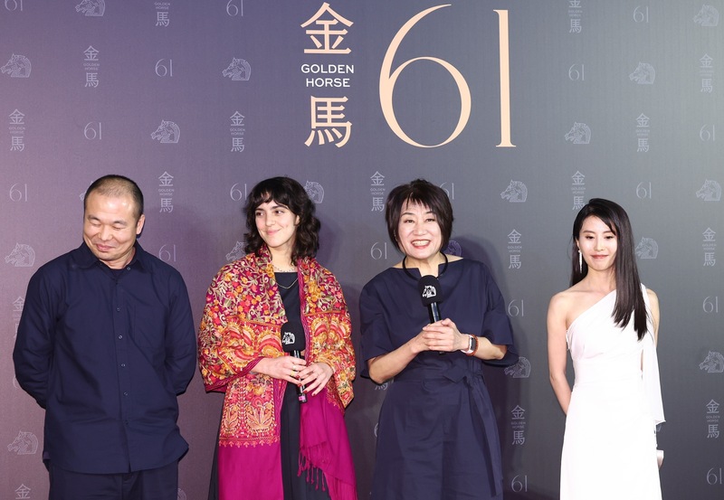 第61屆金馬獎壓軸最大獎最佳劇情片得主23日晚間揭曉，由以偽紀錄片形式講述COVID-19下中國的「一部未完成的電影」拿下，導演婁燁也以此片摘下最佳導演，監製馬英力（右2）等人代表領獎、受訪。（圖：中央社）