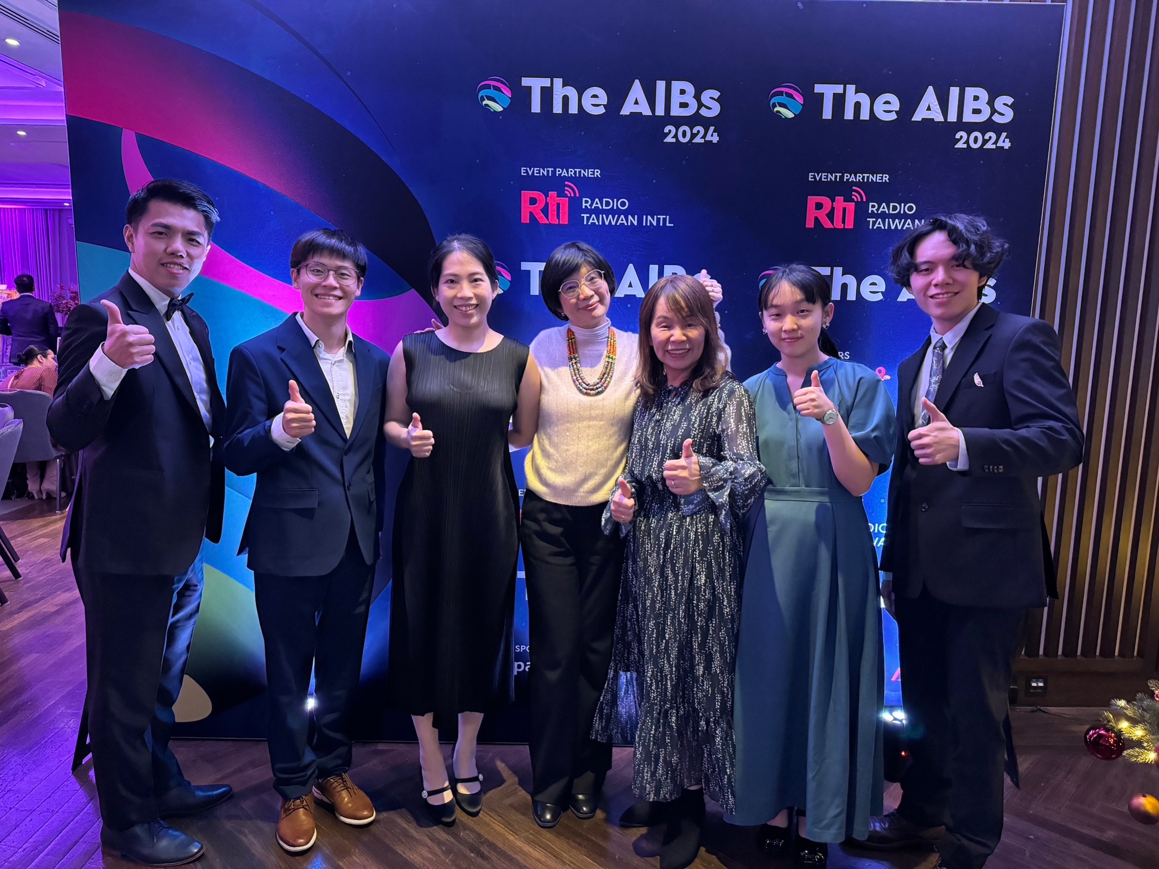 AIBs國際傳媒優異獎於倫敦時間22日晚間在英國工程技術學會總部舉行頒獎典禮，Rti央廣董事長賴秀如(中)親自率領入圍團隊一同出席。(Rti)