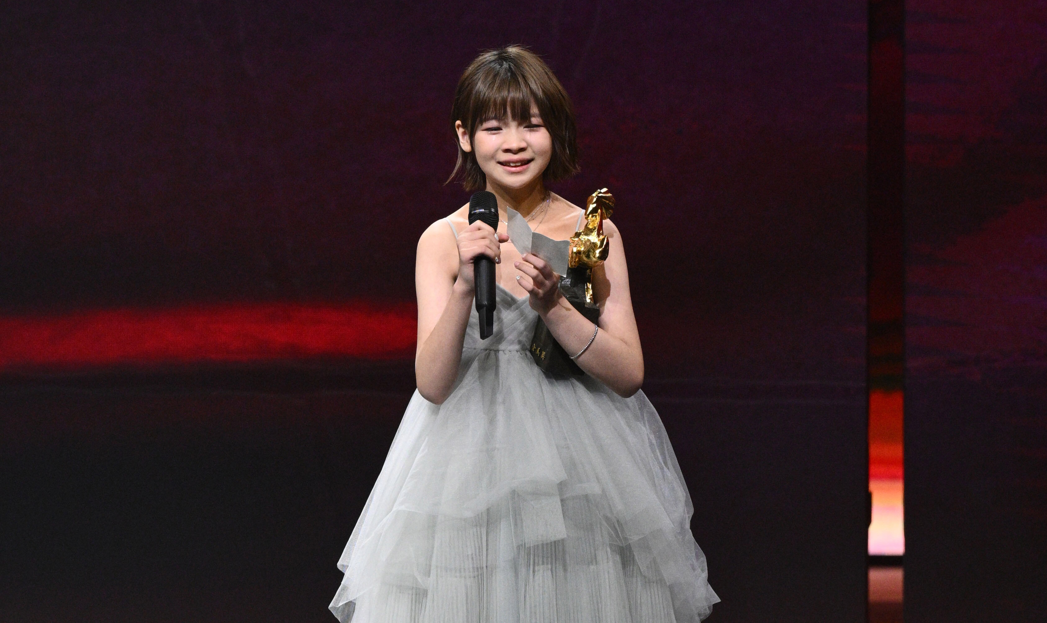 第61屆金馬獎頒獎典禮23日晚間在台北流行音樂中心盛大展開，童星鄭又菲以電影《BIG》摘下本屆最佳新演員。(金馬執委會提供)